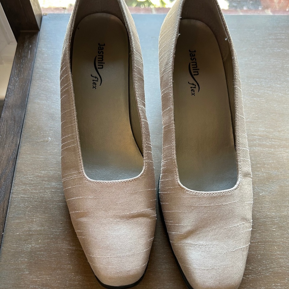 Vintage satin pump